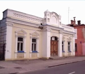 1 У Рівному власників історичної будівлі зобов'яжуть змінити вивіску
