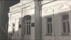 1 У Рівному власників історичної будівлі зобов'яжуть змінити вивіску