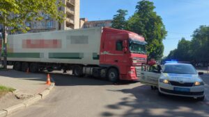 1 У Рівному жінка загинула під колесами вантажівки