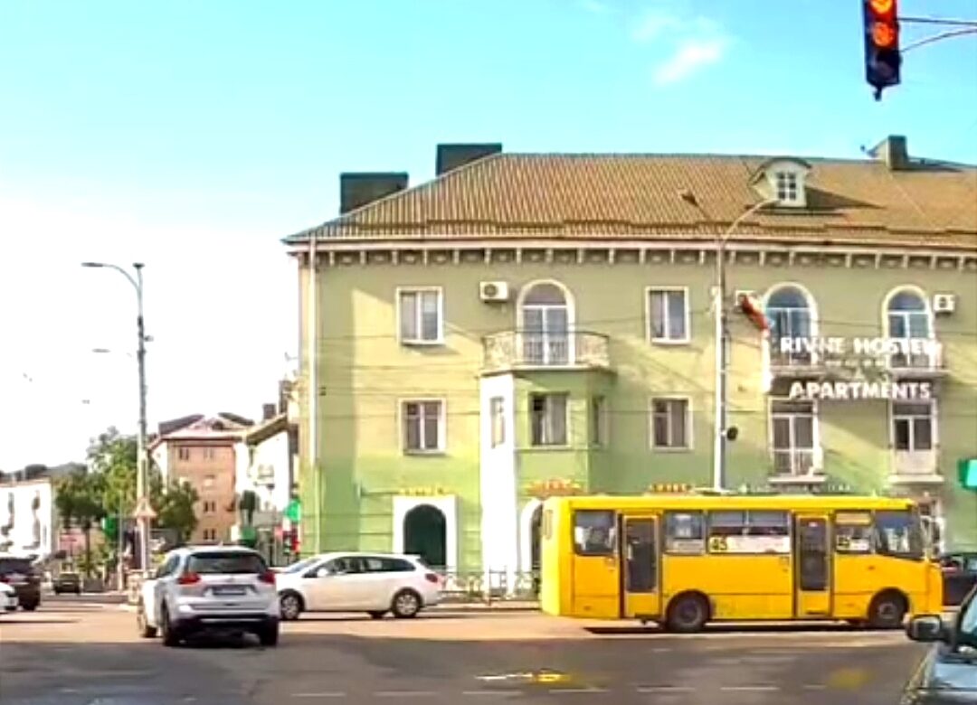 Пів кроку до ДТП: на центральному перехресті Рівного водій проігнорував сигнал світлофора (ВІДЕО)