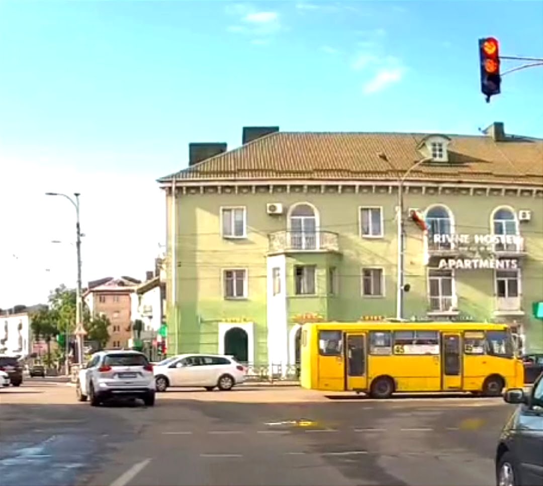 Пів кроку до ДТП: на центральному перехресті Рівного водій проігнорував сигнал світлофора (ВІДЕО) 0000