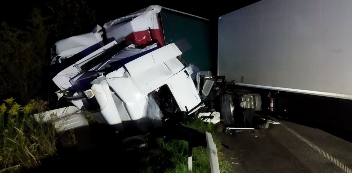 ДТП на трасі “Київ-Чоп” за участю трьох авто: у лікарні помер водій легковика (ФОТО)