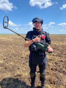 1 Із шостим чуттям та з іконою: двадцятитрирічний сапер із Рівного розповів про роботу на мінних полях