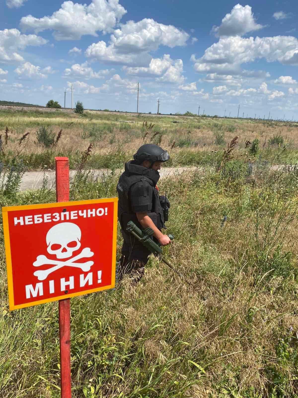 Із шостим чуттям та з іконою: двадцятитрирічний сапер із Рівного розповів про роботу на мінних полях 0000