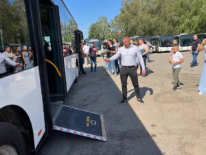 1 У Рівному водій автобуса покинув на зупинці жінку з дитиною в інвалідному візку