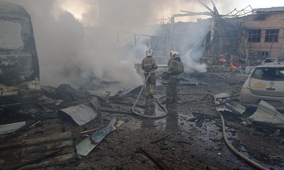 1 Рятувальники Рівного показали наслідки удару по СТО (+ФОТО)