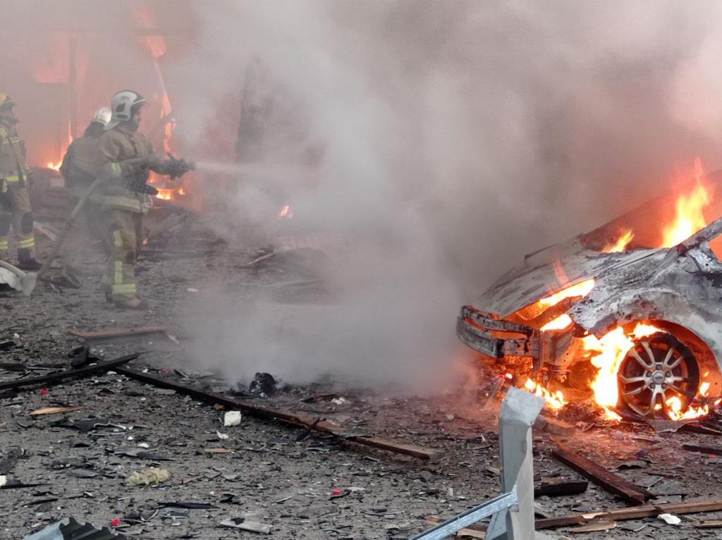 1 Рятувальники Рівного показали наслідки удару по СТО (+ФОТО)
