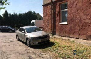 1 Рівняни висміяли муніципальну варту за "газон" біля їхнього департаменту