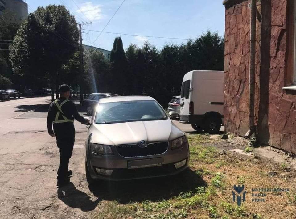 Рівняни висміяли муніципальну варту за “газон” біля їхнього департаменту 0000
