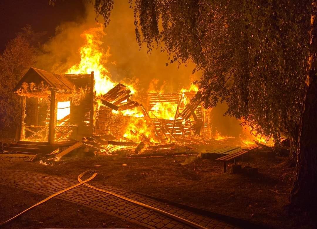 На Рівненщині вночі згоріла пам’ятка архітектури (ФОТО)