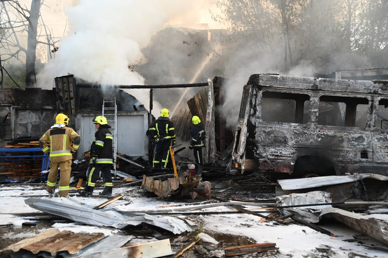 Рятувальники Рівного показали наслідки удару по СТО (+ФОТО) 0000