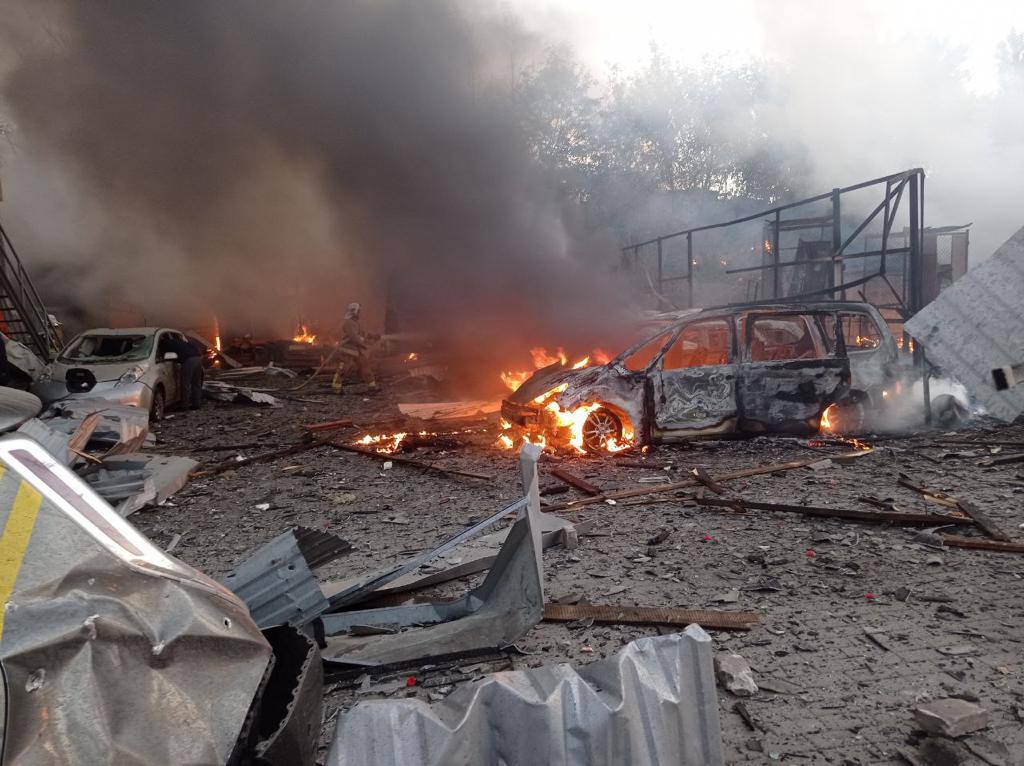 1 Рятувальники Рівного показали наслідки удару по СТО (+ФОТО)