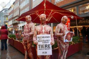 1 Американські зоозахисники передали українцям 1000 шуб із натурального хутра