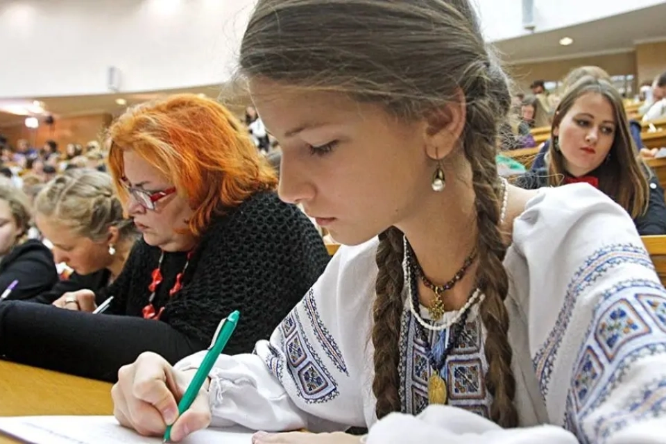 Сьогодні українці писатимуть радіодиктант національної єдності 0000