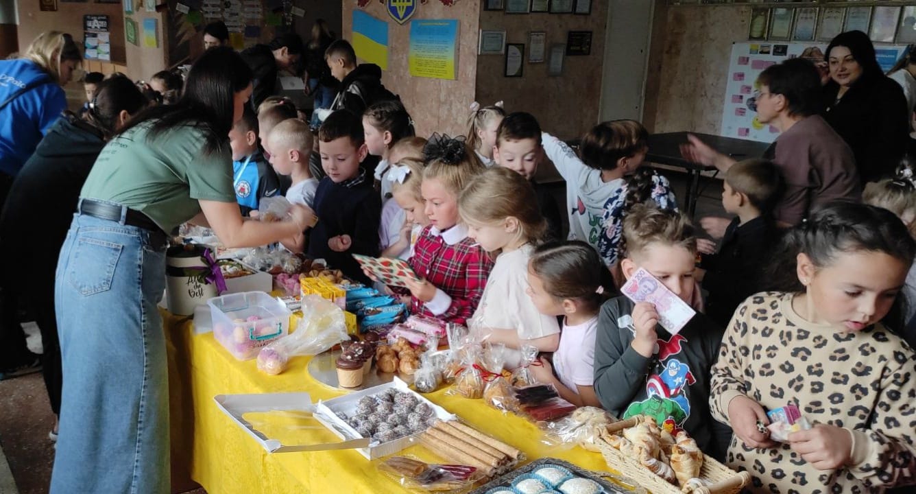 Рівненські школярі зібрали майже 100 тисяч гривень для ЗСУ 0000