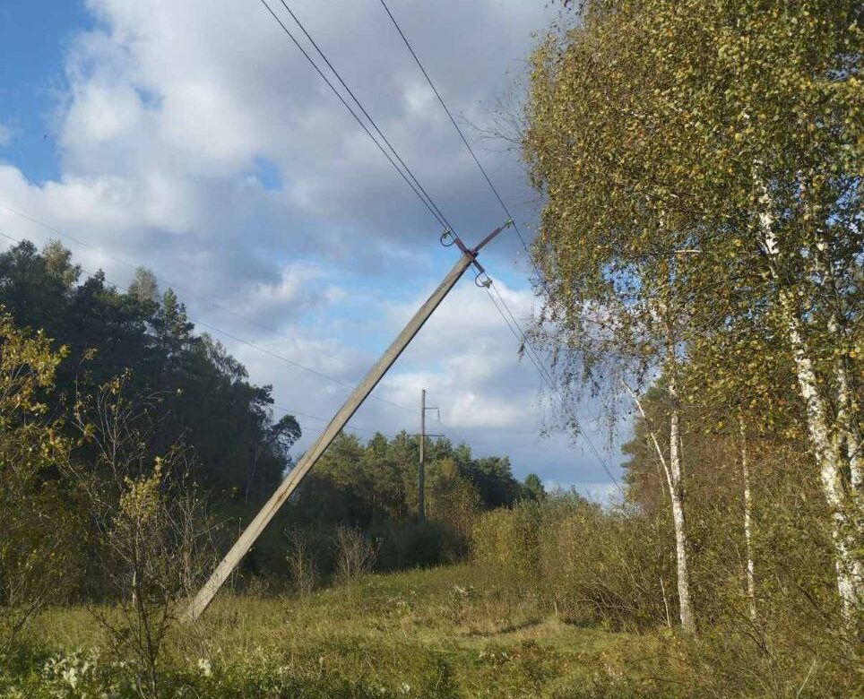 На Рівненщині через негоду понад дві тисячі споживачів були без світла