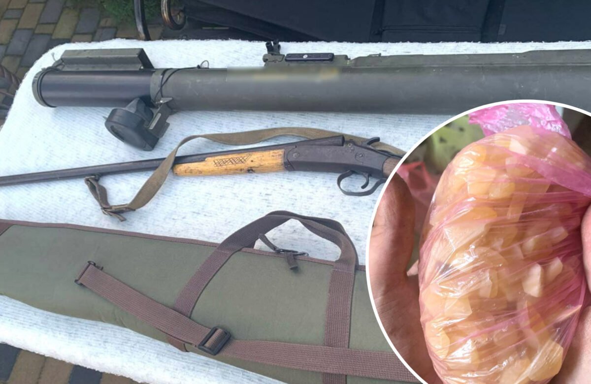 На Рівненщині викрили чоловіків на незаконному зберіганні зброї та бурштину