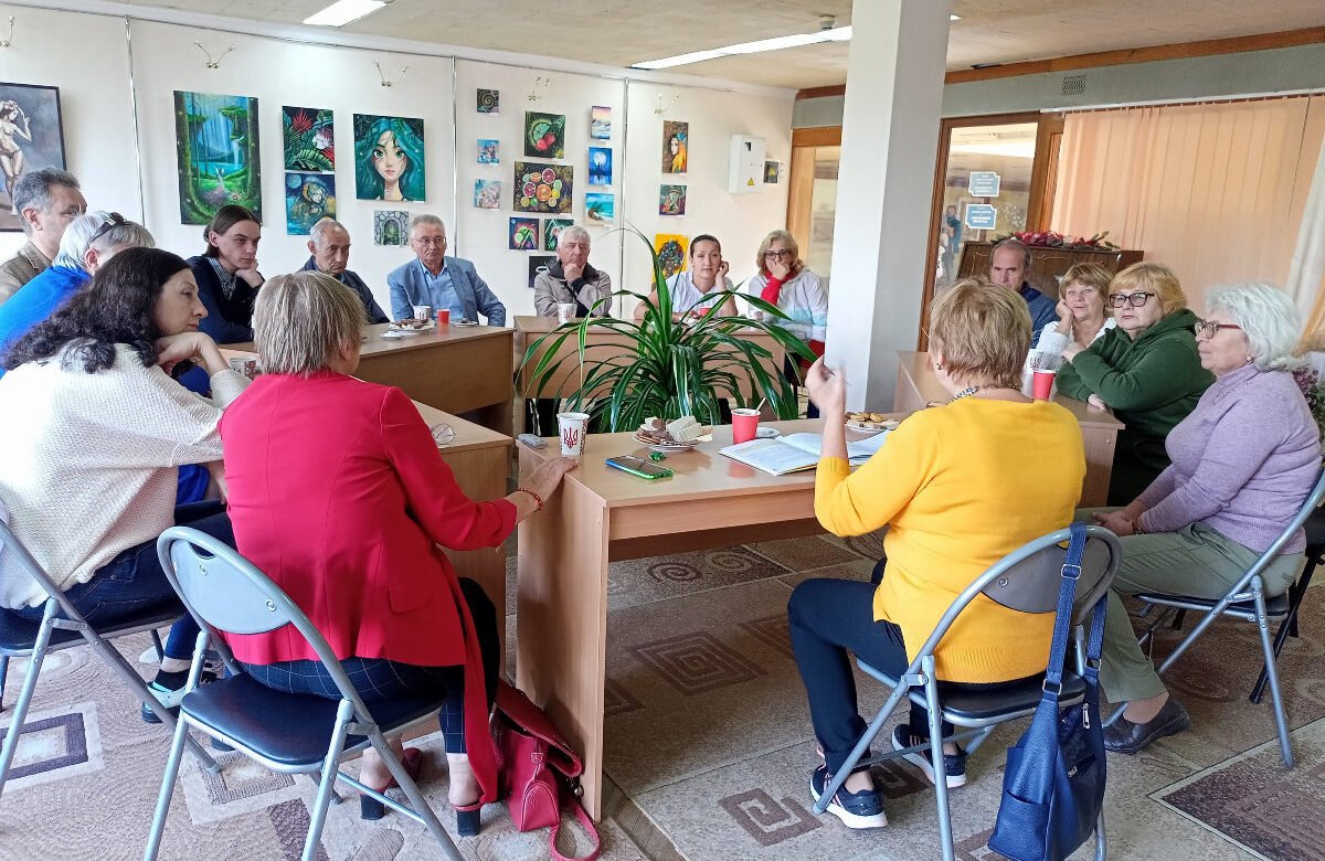 Зустрілися, покавували і книги почитали: У Рівному відбувся захід “Кава з письменником”