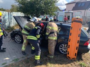 1 У Рівному водійку довелося деблокувати рятувальникам (ФОТО)