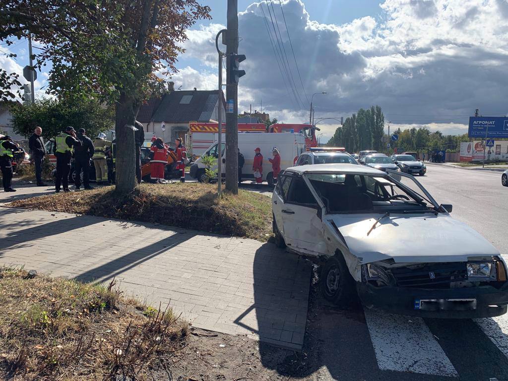 У Рівному водійку довелося деблокувати рятувальникам (ФОТО) 0000