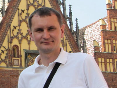 У Рівному археологи під час розкопок, які тривали близько двох місяців та зовсім нещодавно закінчилися, дослідили території трьох поселень, що датовані добою Київської Русі. Що відомо про знахідки, які розкопали на околиці одного з мікрорайонів міста та чи зможуть рівняни побачити їх на власні очі у музеї – ексклюзивно, дізналися журналісти “Про Рівне”.8 жовтня 2023 року Охоронна археологічна служба завершила розкопки, що проводилися на західній околиці мікрорайону “Боярка”. Археологи досліджували три поселення доби Київської Русі. Ексклюзивно, ми поспілкувалися з археологом Ярославом Погоральським, який брав участь у розкопках та розповів нам кому належали залишки знайденого двору та які історисні предмети там були.Перед будівництво, ми маємо, згідно законодавтсва, провести рятівні археологічні розкопки. Цього разу вони відбулися на території трьох поселень, що датовані добою Київської Русі. Розкопки тривали близько двох місяців та завершилися 8 жовтня.– Ярослав Погоральській, науковий співробітник ДП “НДЦ” Охоронна археологічна служба України”У Рівному археологи розкопали садибу предстваника еліти часів Київської РусіЗі слів Ярослава Погоральського, розкопували всі три поселення, але найбагатішим на археологічні знахідки виявилося саме на в цьому місці. Саме там розкопали залишки двору багатого представника місцевої еліти ХІІ – першої половини ХІІІ століть, в якій й були віднайдено багато дорогоцінних речей. Вона була приблизно 100 на 100 метрів, проте територія значно більша.Розповідає, що ця садиба могла належати боярину, або княжому дружиннику тому, що це руїни печер, жител та господарських споруд, в яких був знайдений багатий непересічний матеріал, що непритаманний для звичайних поселень.Спочатку це виглядало, як звичайне поселення, але потім, після початку розкопом – було знайдено багаті об’єкти. За своїми зовнішніми ознаками, цей багатий матеріал садиби був притаманний для городищ, фортець та міст.– Ярослав Погоральський,науковий співробітник ДП “НДЦ” Охоронна археологічна служба України”Які ж знахідки там розкопали?Під час розкопок було знайдено велику кількість залізних предметів, уламків та предметів, які належать до спорядження вершника. Дружинники, мали коней, тому ці предмети можуть свідчити про те, що це ймовірно була садиба одного з них.У Рівному археологи розкопали садибу предстваника еліти часів Київської РусіЗнайшли велику кількість уламків скліних браслетів, близько 50 штук. Таке явище дуже рідкісне для сільських поселень. А тут така велика колекція. Вони були переважно привозними з Києва, тому їх могли собі дозволити лише багаті міщанки того часу.– Ярослав Погоральський,науковий співробітник ДП “НДЦ” Охоронна археологічна служба України”Також зазначає, що було знайдено два залізних ключі, майже повністю зберений кістяний гребінь, бронзові дзвіночки, середньовічну виделку, бронзові натільні хрестики, велику кількість кераміки та тваринні кістки.  А ще кілька десятків уламків амфор, які використовуються для зберігання та транспортування вина, що було лише доступне верхівці тогочасного суспільства.Чи зможуть рівняни побачити ці знахідки на власні очі?Всі знахідки будуть передані на зберігання у Рівненський обласний краєзнавчий музей. Гребінь вже відреставрований у Львові, склад стада тваринних кісток будуть визаначати у Харькові, уламки амфор та що  у них було – у Німеччині, або Франції.Завітати до музею, щоб подивтися саме на ці експонати можна буде не раніше весни наступного року, тоді ж й очікується публікація наукових видань.Також ми дізналися, що на Рівненщині вже понад 30 років ведуться розкопки у Хрінниках, біля Демидівки й наступні роки експедиції також продовжуватимуться.