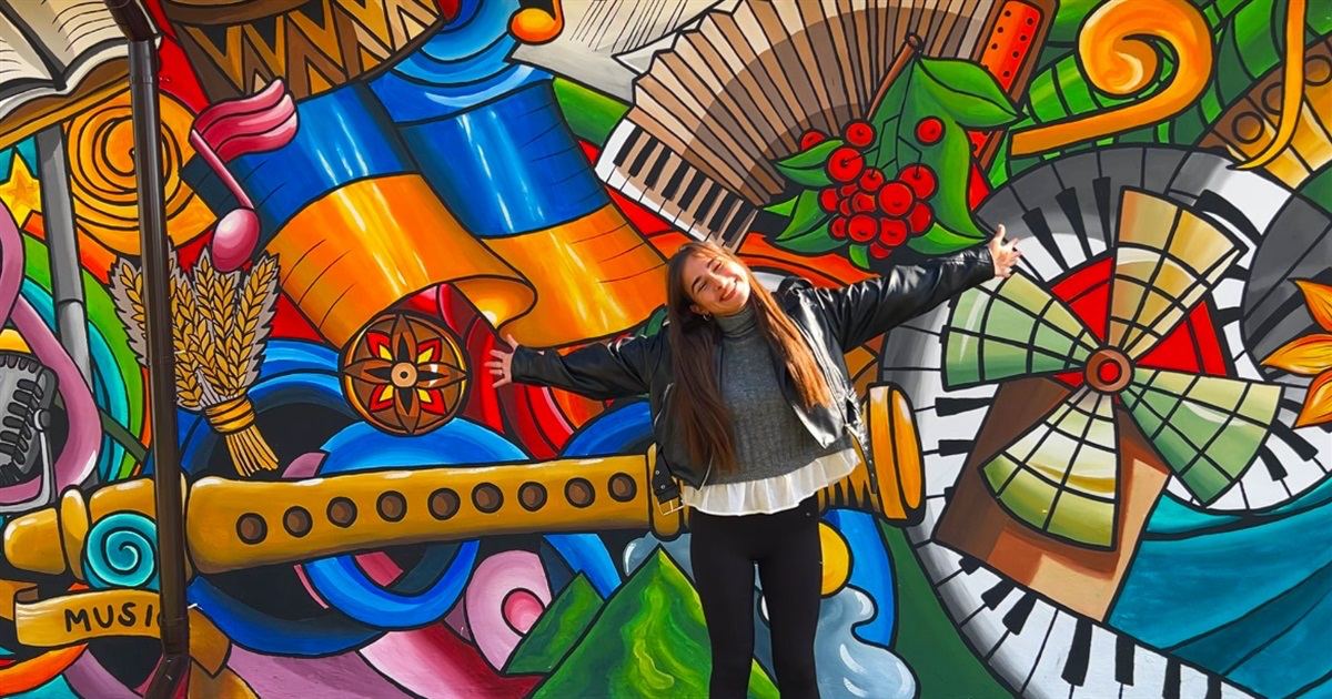 На Рівненщині на стіні мистецької школи створили рекордний за величиною “музичний” мурал