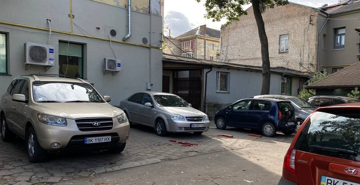 У Рівному ОСББ одного з будинків у самому центрі міста хоче привласнити місця для паркування