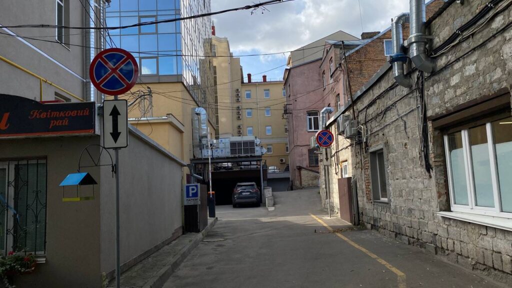 У Рівному ОСББ одного з будинків у самому центрі міста хоче привласнити місця для паркування