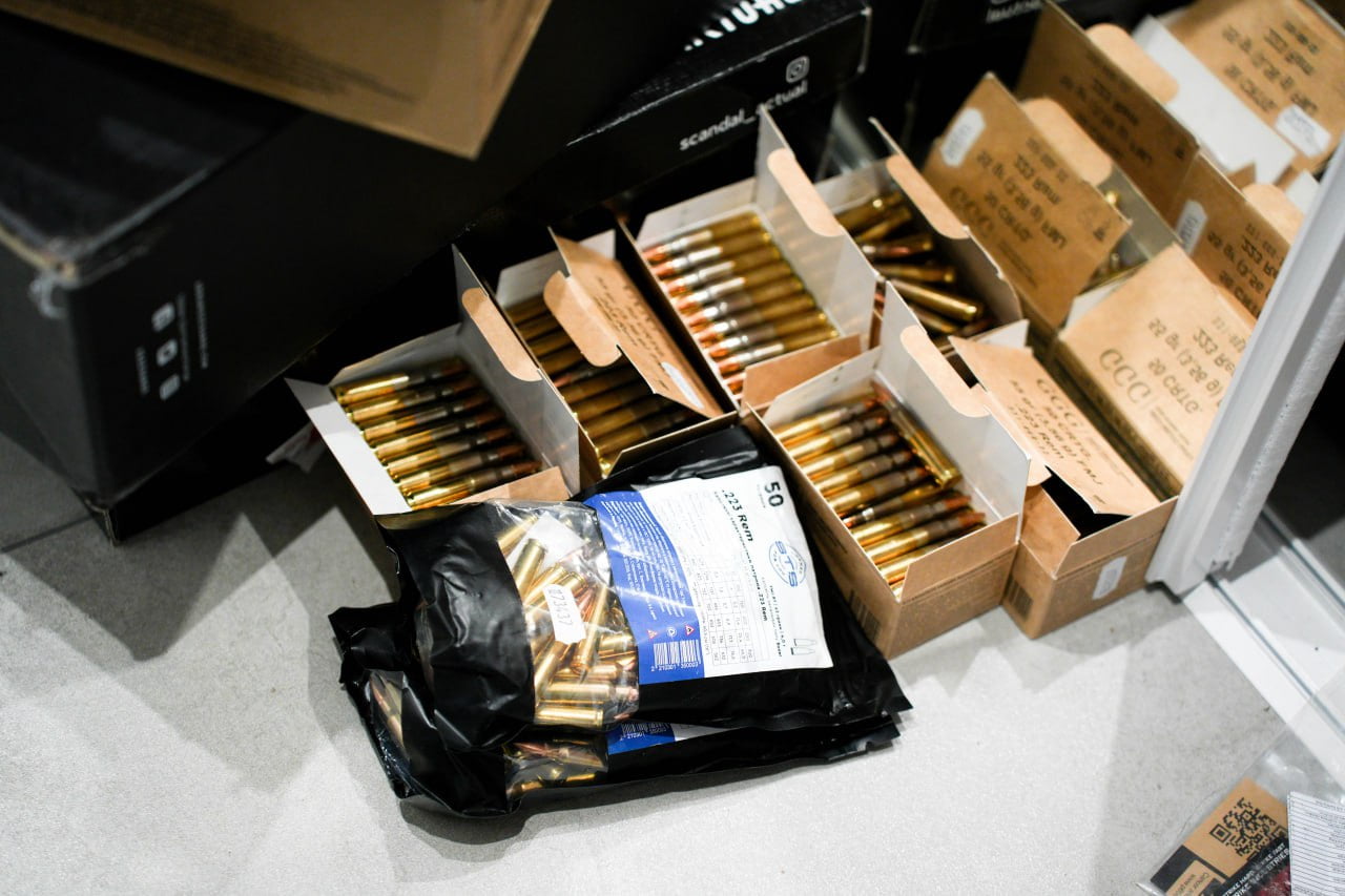 Понад тисяча патронів та гранати: У Рівному у домашнього насильника вилучили склад боєприпасів 0000
