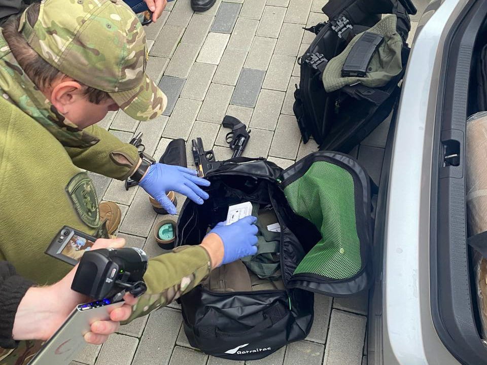 Понад тисячу патронів та гранати: У Рівному у домашнього насильника вилучили склад боєприпасів