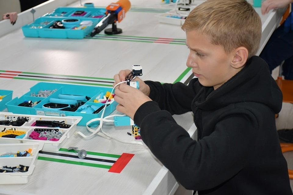 У школі на Рівненщині школярі вчаться створювати роботів