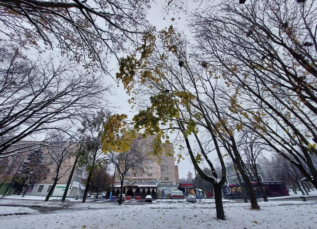 Рівняни зустріли перший сніг: ДТП, комунальники і дрифт на “Екваторі” (ФОТО, ВІДЕО)