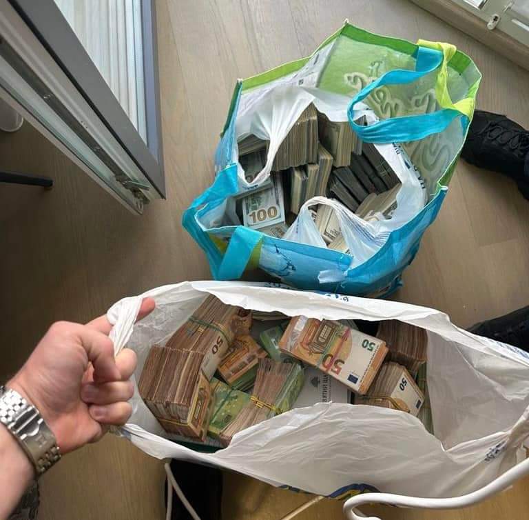 1 Мільйони, золото, нерухомість і зброя: Генпрокуратура затримала депутата Рівненської облради за незаконне збагачення на лісах