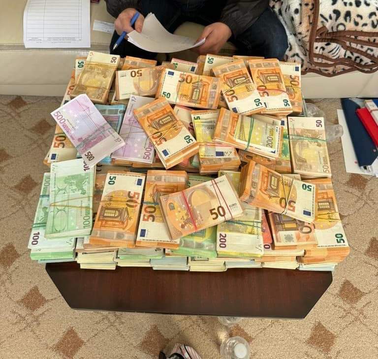 1 Мільйони, золото, нерухомість і зброя: Генпрокуратура затримала депутата Рівненської облради за незаконне збагачення на лісах