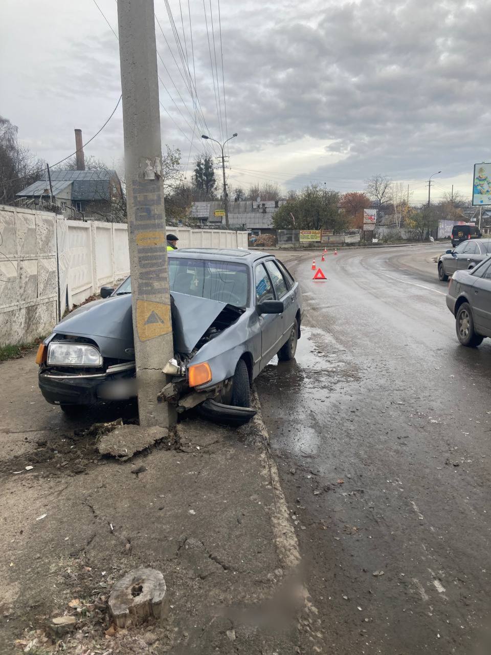Форд “обійняв” стовпа: ДТП у Рівному 0000
