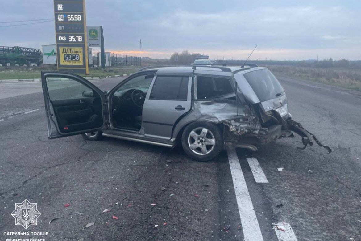 На трасі Київ – Чоп поблизу Рівного зіштовхнулися три автівки