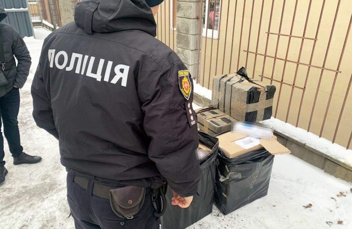 Житомирець отримав на Рівненщині посилку з тисячами контрафактних цигарок