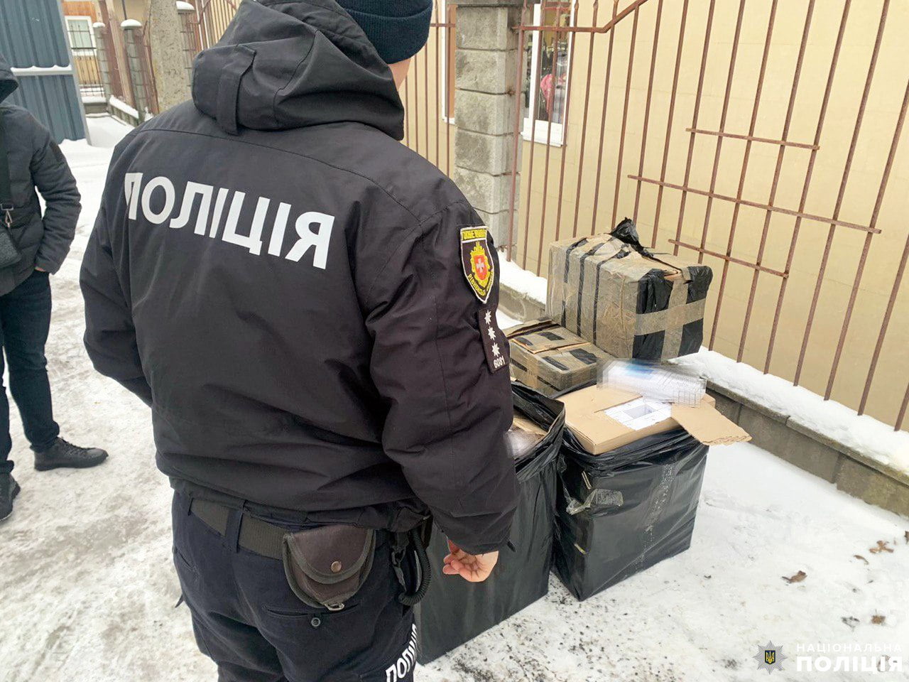 Житомирець отримав на Рівненщині посилку з тисячами контрафактних цигарок 0000