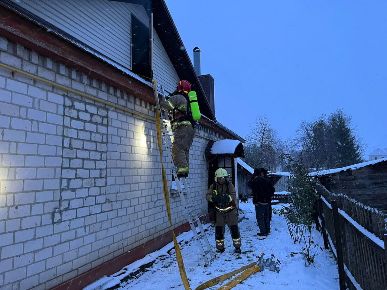 На Рівненщині вогнеборці врятували будинок 0000