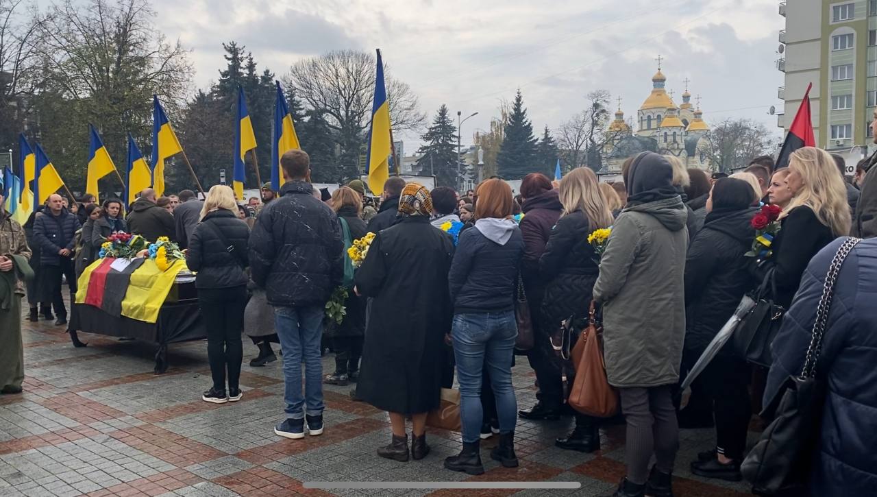 Ще одна болюча втрата: У Рівному прощалися з журналістом та воїном Тарасом Давидюком