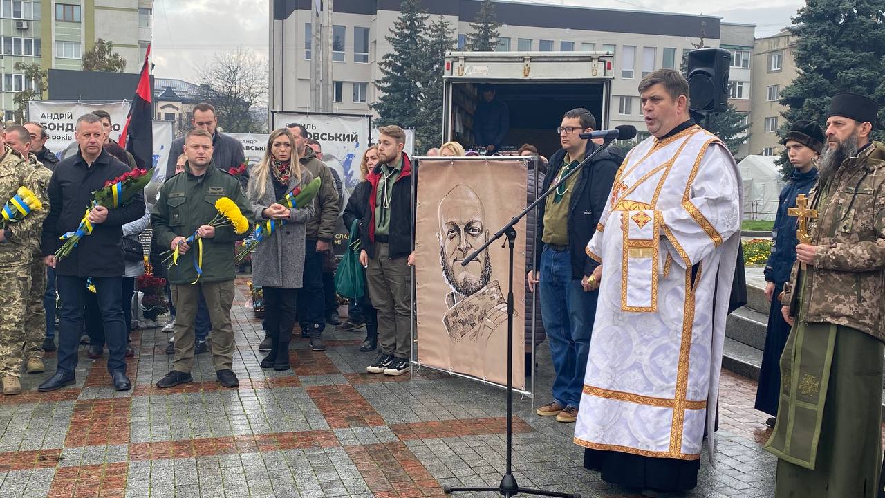 Ще одна болюча втрата: У Рівному прощалися з журналістом та воїном Тарасом Давидюком 0000