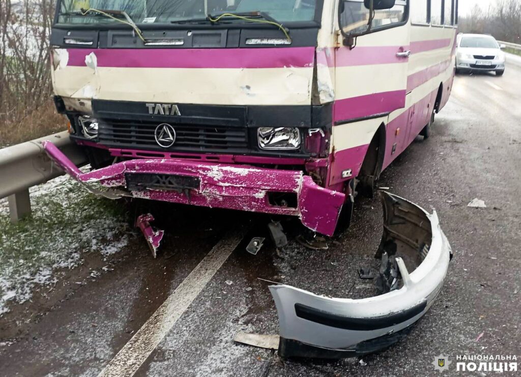 На Рівненщині ДТП за участі маршрутки: постраждала водійка легковика