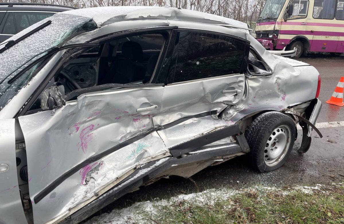 На Рівненщині ДТП за участі маршрутки: постраждала водійка легковика