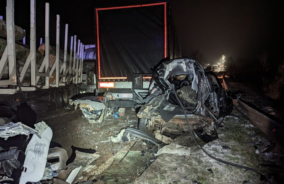 Стали відомі деталі ДТП на трасі “Київ-Чоп” на Рівненщині: двох госпіталізували