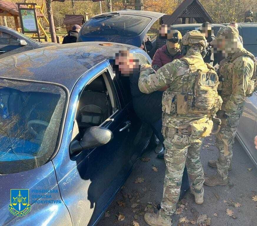 На Рівненщині викрито чоловіка, який намагався збути “трофейну” російську зброю