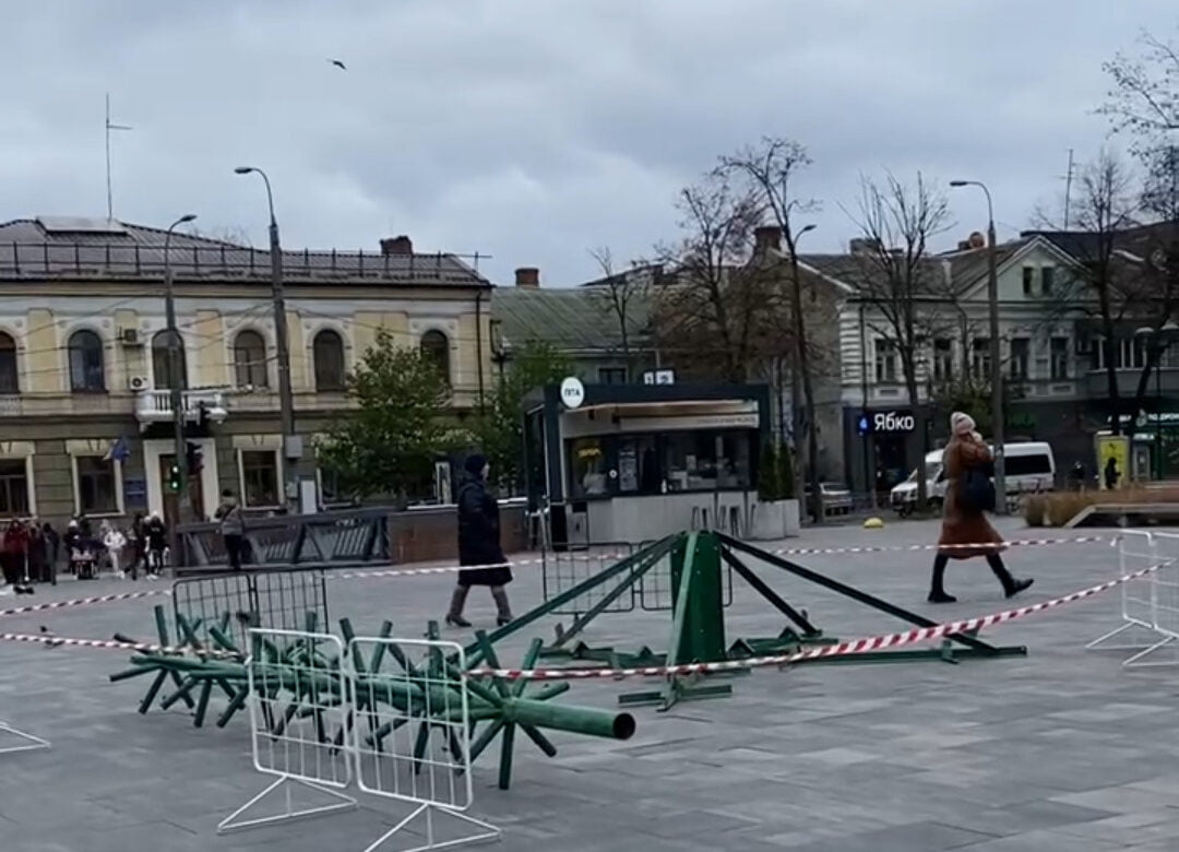 У центрі Рівного встановлюють ялинку (ФОТО, ВІДЕО)