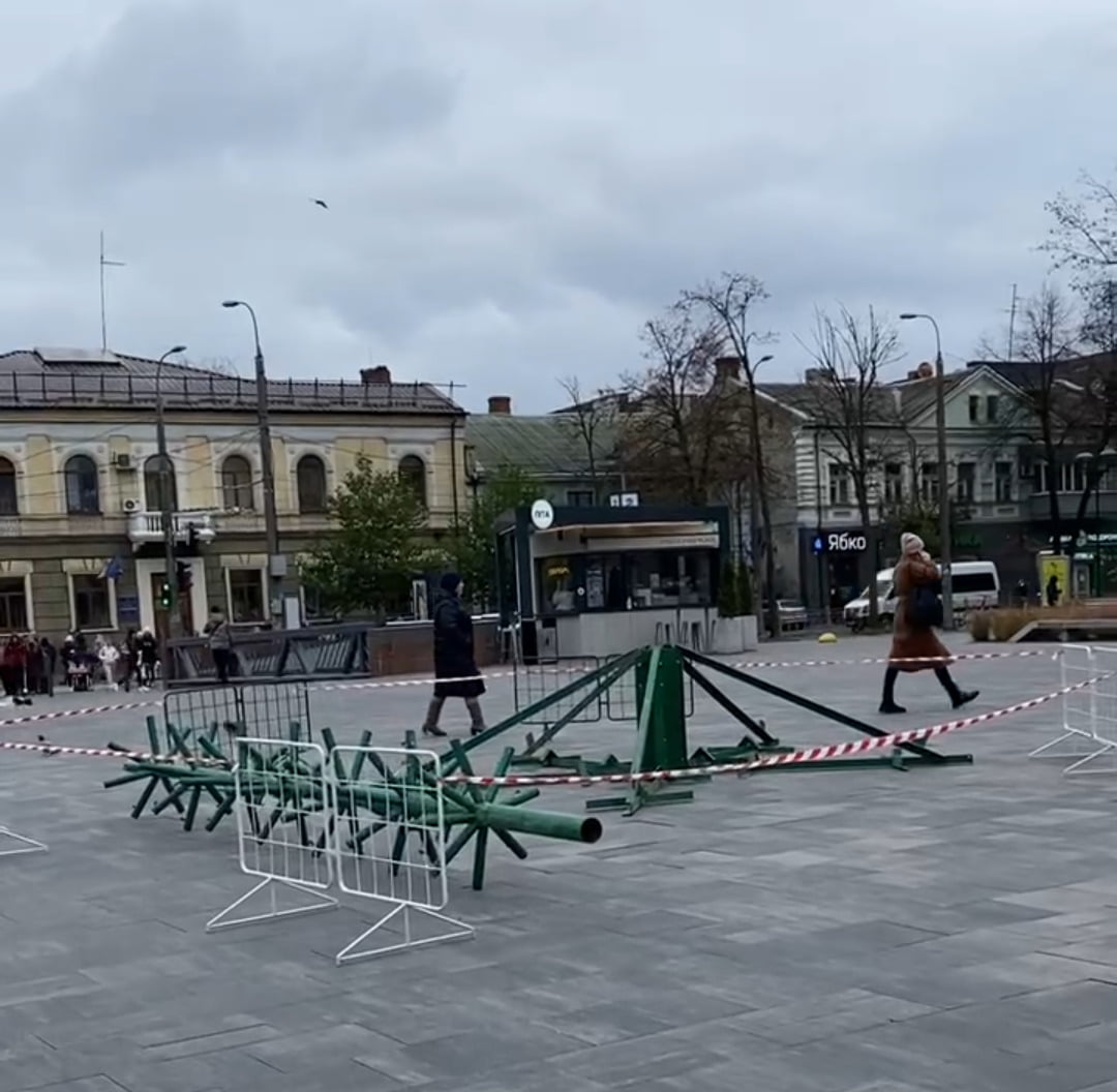 У центрі Рівного встановлюють ялинку (ФОТО, ВІДЕО) 0000