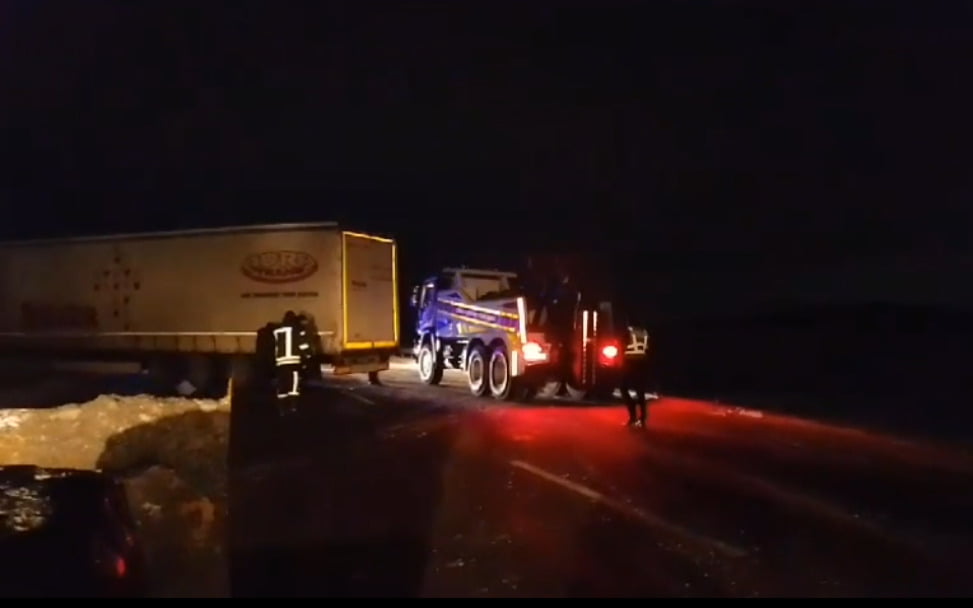 Фуру, яка перекрила трасу біля Рівного, визволили рятувальники (ВІДЕО) 0000