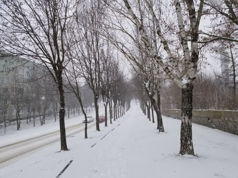 1 Комунальники Рівного до негоди готуються, але радять не виходити з дому