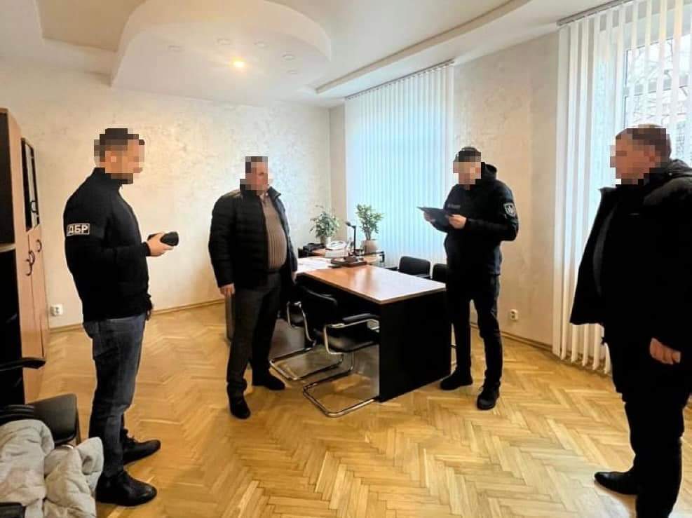 Мільйони, золото, нерухомість і зброя: Генпрокуратура затримала депутата Рівненської облради за незаконне збагачення на лісах